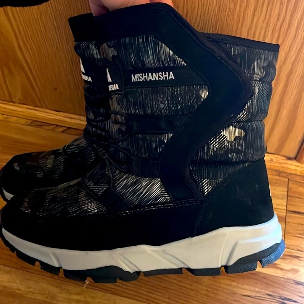 Mishansha Women’s slip on size 38 black vegan warm fleece lined snow boots EUC